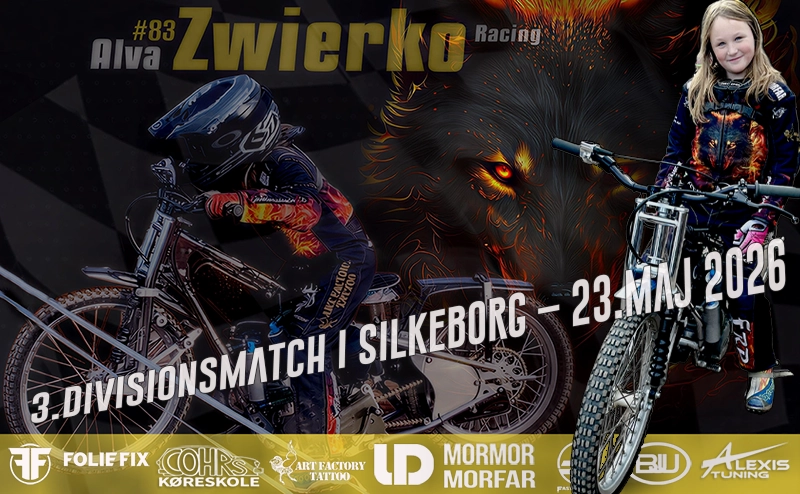 Alva på speedwaycyklen til divisionsmatch i Silkeborg Holdkammerater hepper på Alva under Silkeborg speedway-løbet Actionfyldt speedwayløb med fart og spænding i Silkeborg Familier og fans nyder hygge og fællesskab til divisionsmatchen