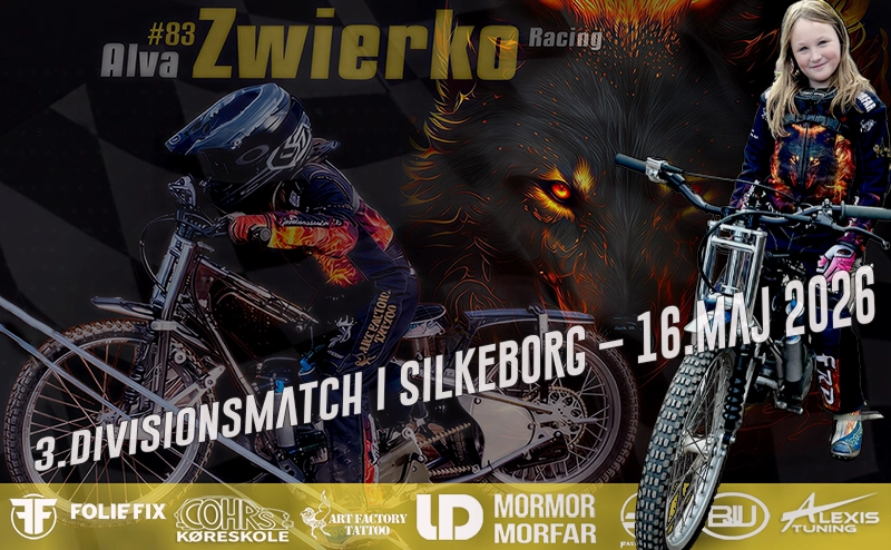 Alva på speedwaycyklen til divisionsmatch i Silkeborg Holdkammerater hepper på Alva under Silkeborg speedway-løbet Actionfyldt speedwayløb med fart og spænding i Silkeborg Familier og fans nyder hygge og fællesskab til divisionsmatchen