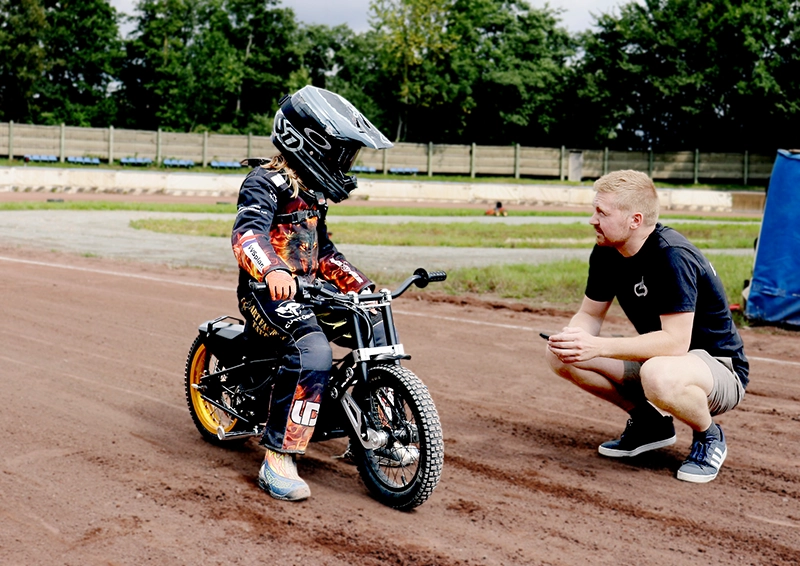 E-Racing Alva Racing tester elektrisk speedway cykel i sports motorklubben Odin, speedway billeder fra træning i Danmark