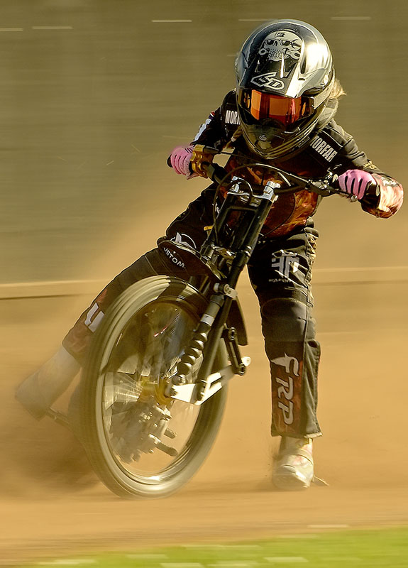 Alva Zwierko kører Rasser Cup på banen hos Holsted Speedway Klub.
