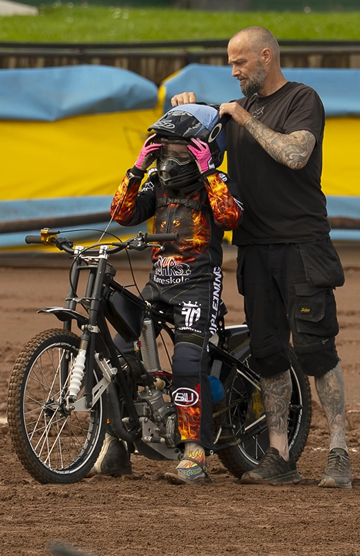 Alva Zwierko kører Rasser Cup på banen hos Holsted Speedway Klub.