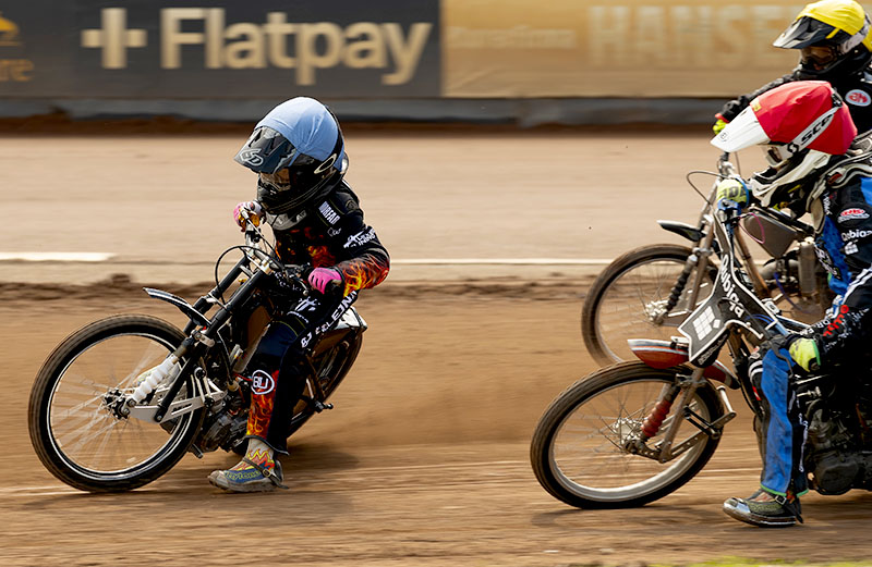 Alva Zwierko kører Rasser Cup på banen hos Holsted Speedway Klub.